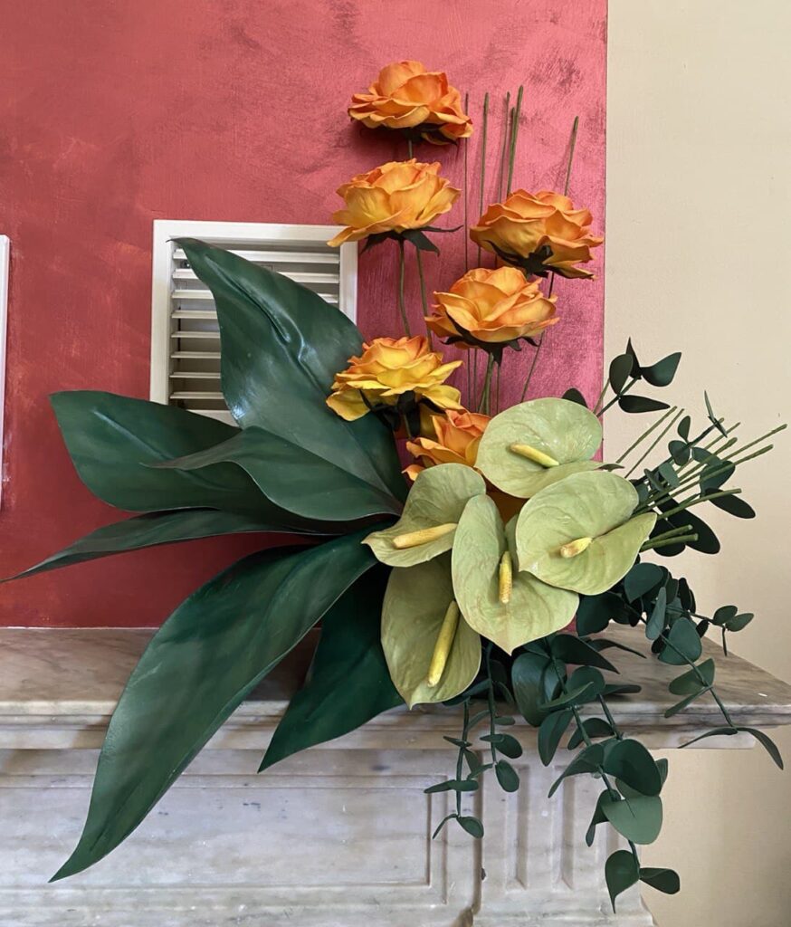 Fiori per arredare: composizione di rose arancione e anthurium verdi in fommy